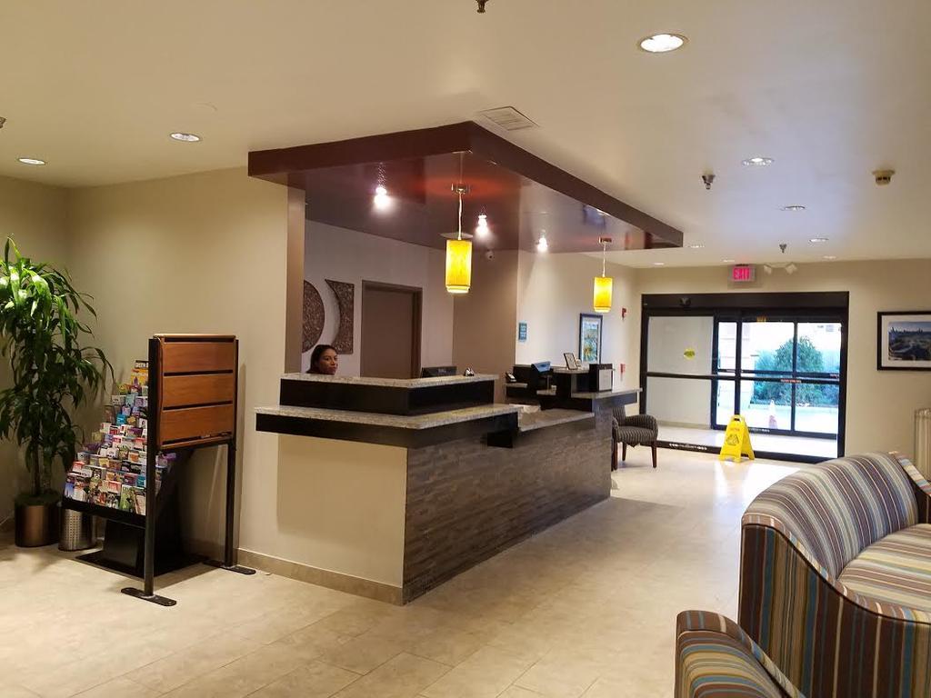 ホテル ラマダ バイ ウィンダム グレンデール ハイツ ロンバード Glendale Heights エクステリア 写真