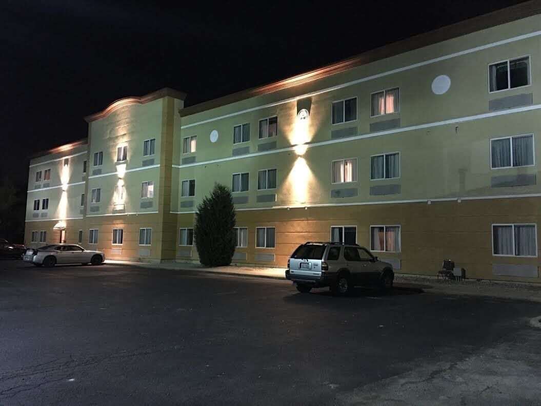 ホテル ラマダ バイ ウィンダム グレンデール ハイツ ロンバード Glendale Heights エクステリア 写真